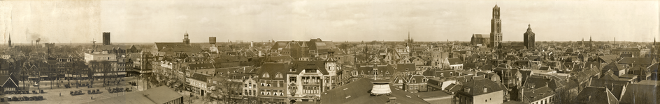 119575 Panorama over een deel van de noordelijke binnenstad van Utrecht, vanaf het tweede Jaarbeursgebouw (Vredenburg), ...